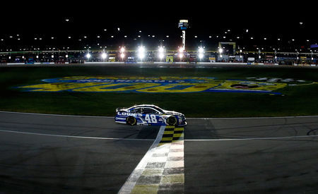 Jimmie Johnson ületamas finišijoont Kansases. Foto: NASCAR/Jeff Zelevansky/Getty Images